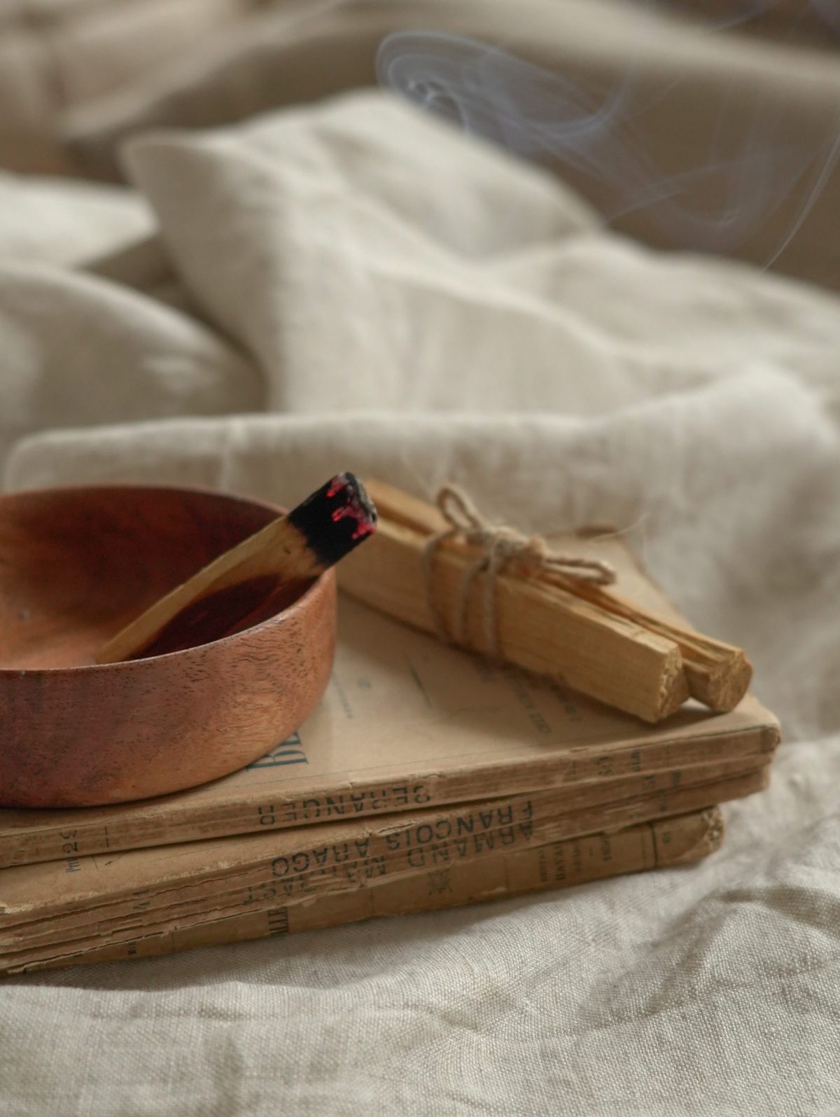 Palo Santo Stick, Laugh of the moon, Laugh of artist, Victoria Gasperi, Boutique en ligne, Boutique en ligne spirituelle, Boutique en ligne ésotérique, Boutique ésotérique, Boutique spirituelle, Spiritualité, Encens, Fumigation, Oracles, Jeux divinatoires, Librairie spirituelle, Rituel, Rituels, Encens, Encens Palo Santo, Palo Santo, Sauge, Sauge blanche, Sauge blanche 7 chakras, Sauge blanche de californie, Bâton de yerba, Coquille d'ormeau, Tarot, Tarots, Livre spirituel, Tirages, Énergie, Énergie spirituelle, Divination